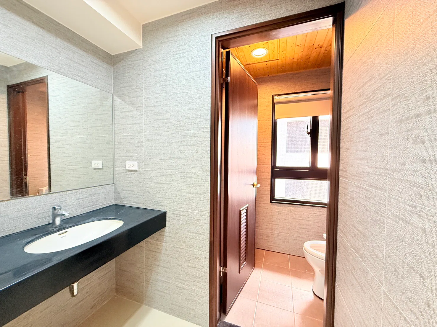 棋琴文心苑大樓.高醫商圈兩房平車